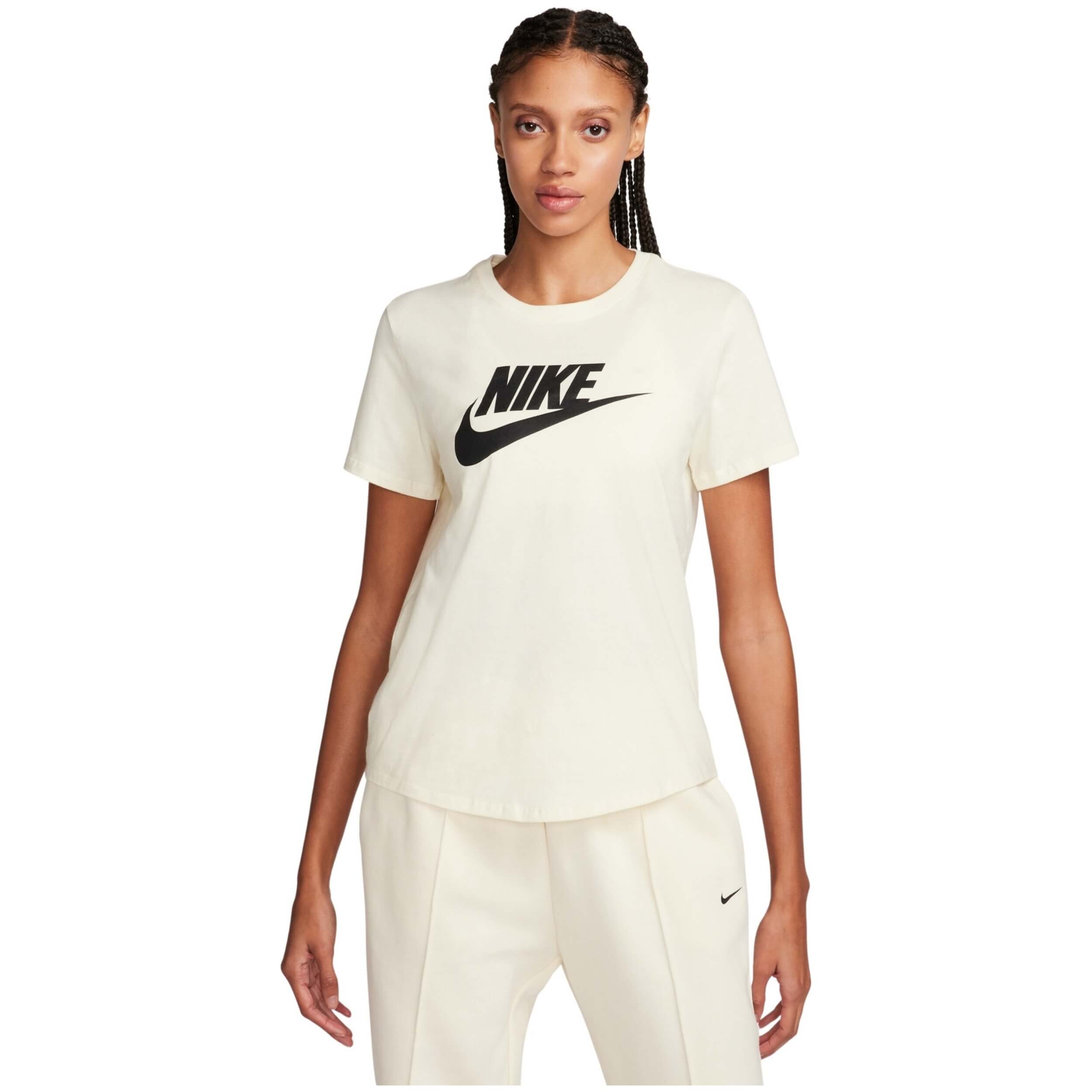  Nike Sportswear Essentials