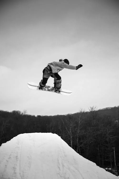 Deportista haciendo snowboard